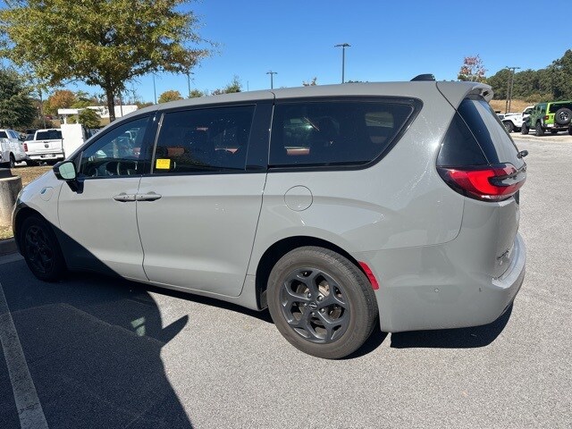 2023 Chrysler Pacifica Hybrid Limited photo 2