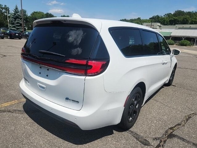 2022 Chrysler Pacifica Hybrid Touring L photo 3