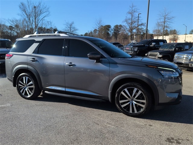 2023 Nissan Pathfinder Platinum's photo