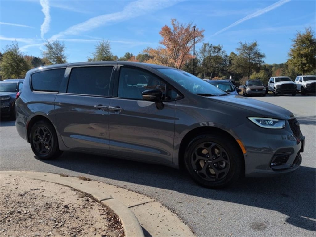 Used 2023 Chrysler Pacifica Hybrid Limited Minivan/Van
