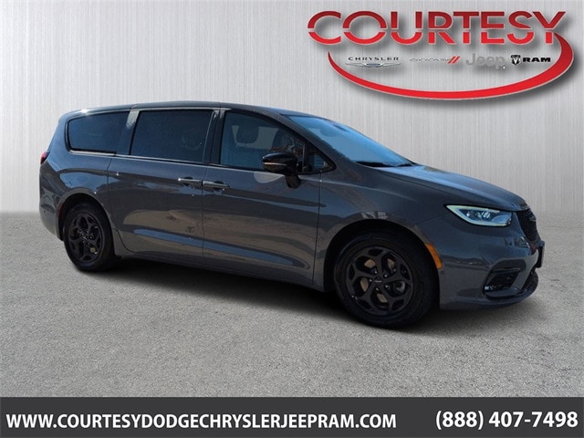 2023 Chrysler Pacifica Hybrid Limited's photo