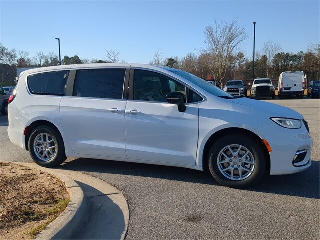 2025 Chrysler Pacifica photo 2