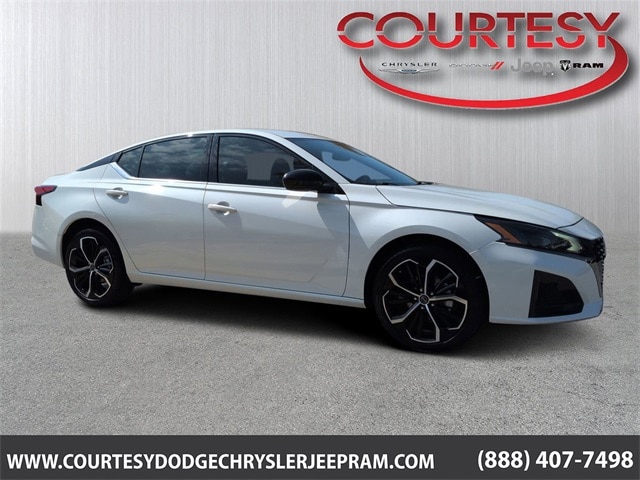 2024 Nissan Altima SR's photo