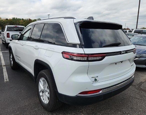 2023 Jeep Grand Cherokee Laredo photo 4