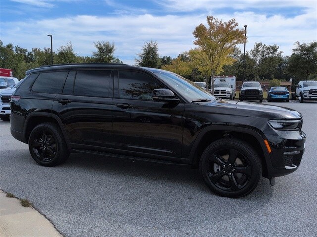 2023 Jeep Grand Cherokee Limited photo 2
