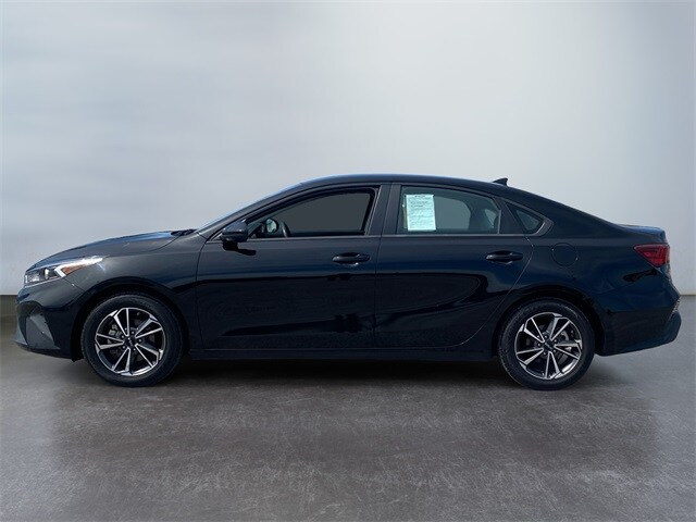 2022 Kia Forte LXS photo 2