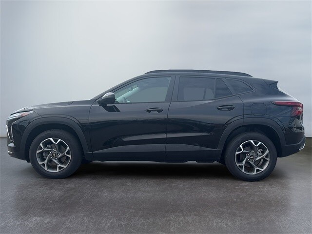 2025 Chevrolet Trax LT photo 2