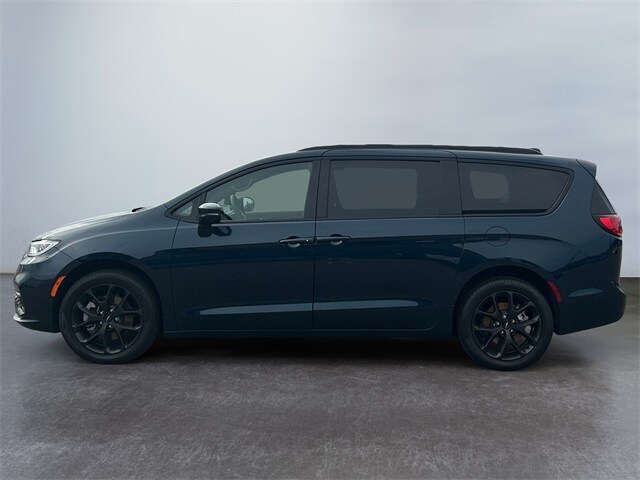 2022 Chrysler Pacifica Limited photo 2
