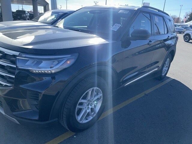 2025 Ford Explorer photo 2