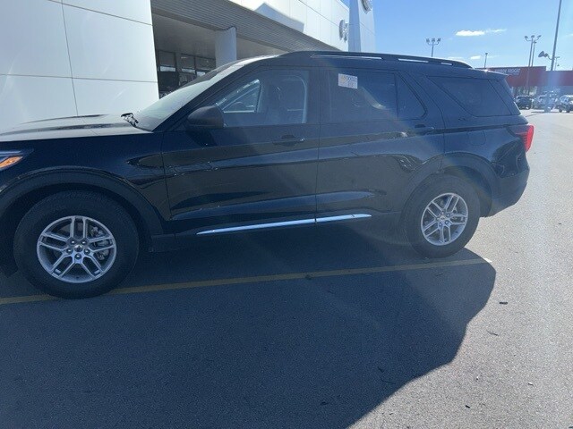 2025 Ford Explorer photo 3