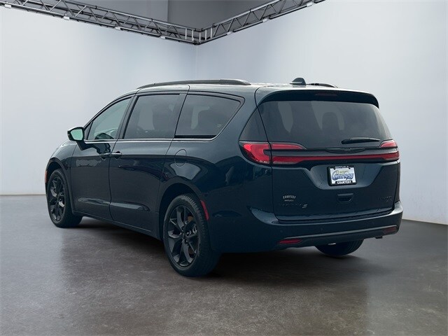 2022 Chrysler Pacifica Limited photo 3
