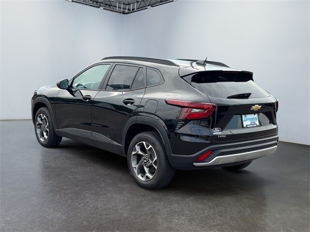 2025 Chevrolet Trax LT photo 3