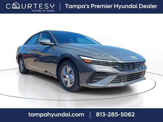 2025 Hyundai Elantra SE photo 2