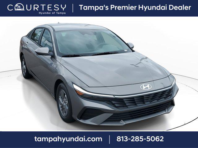 2025 Hyundai Elantra SE photo 2