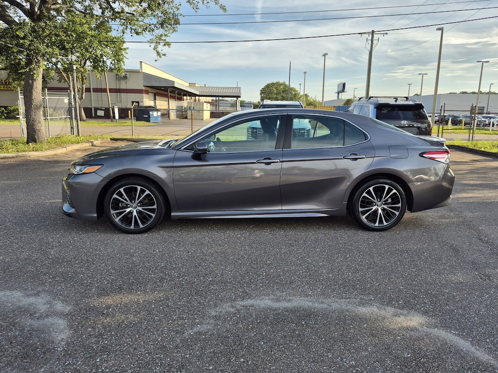 Used 2020 Toyota Camry SE Sedan