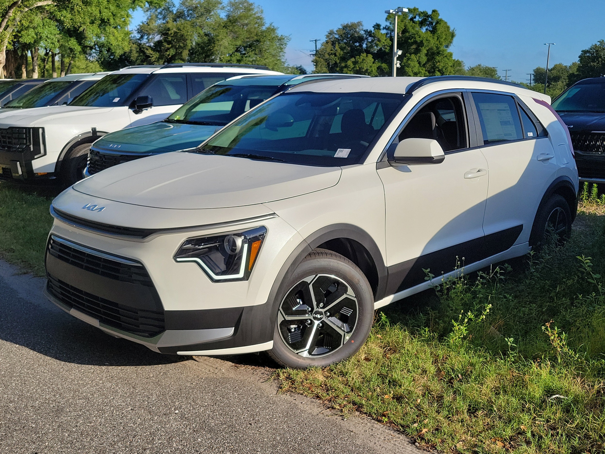 2026 Kia Niro LX HEV's photo