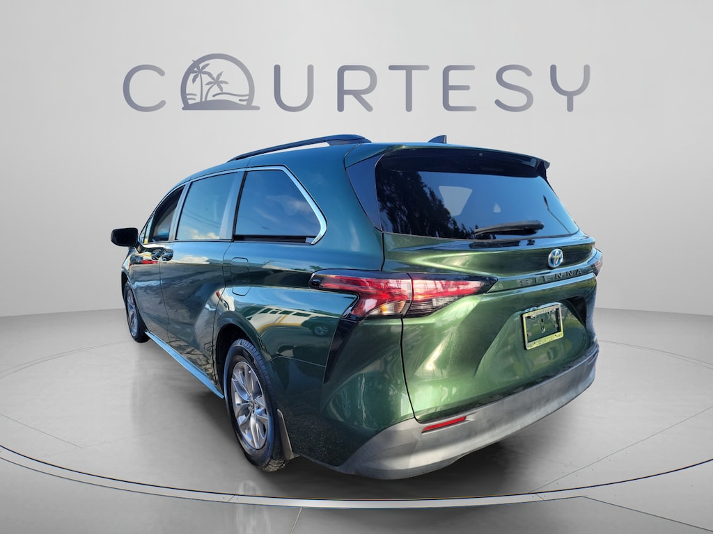 Used 2022 Toyota Sienna LE 8 Passenger Van Passenger Van