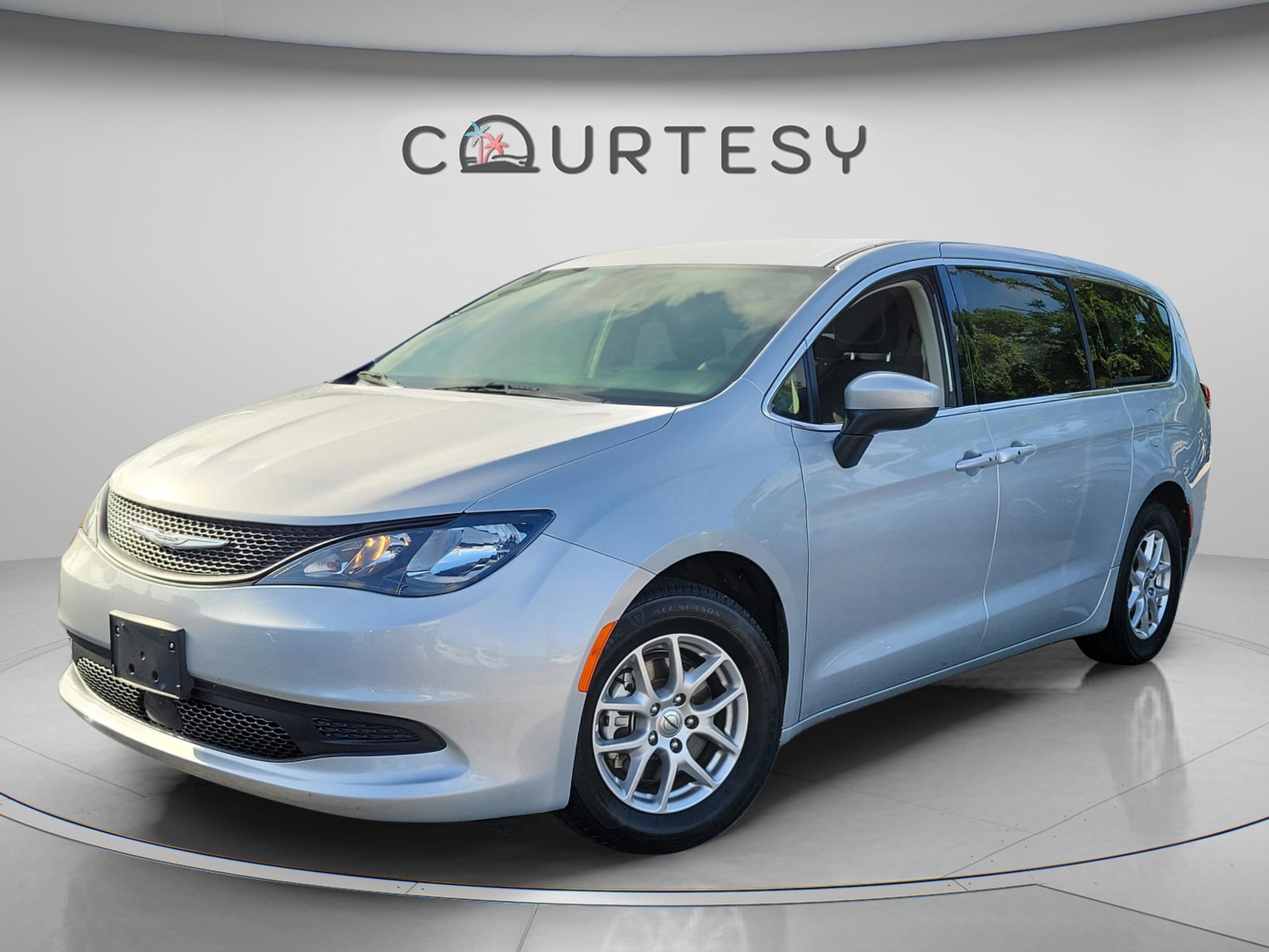2023 Chrysler Voyager LX's photo
