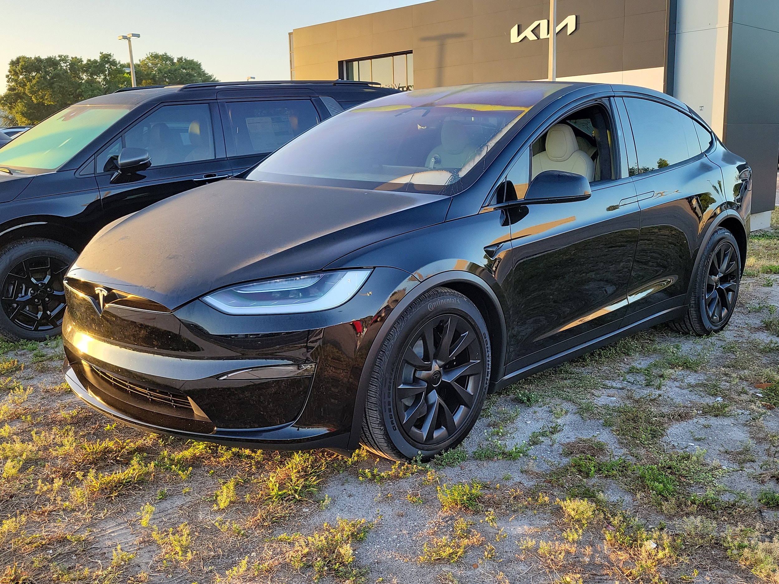 2023 Tesla Model X Long Range's photo