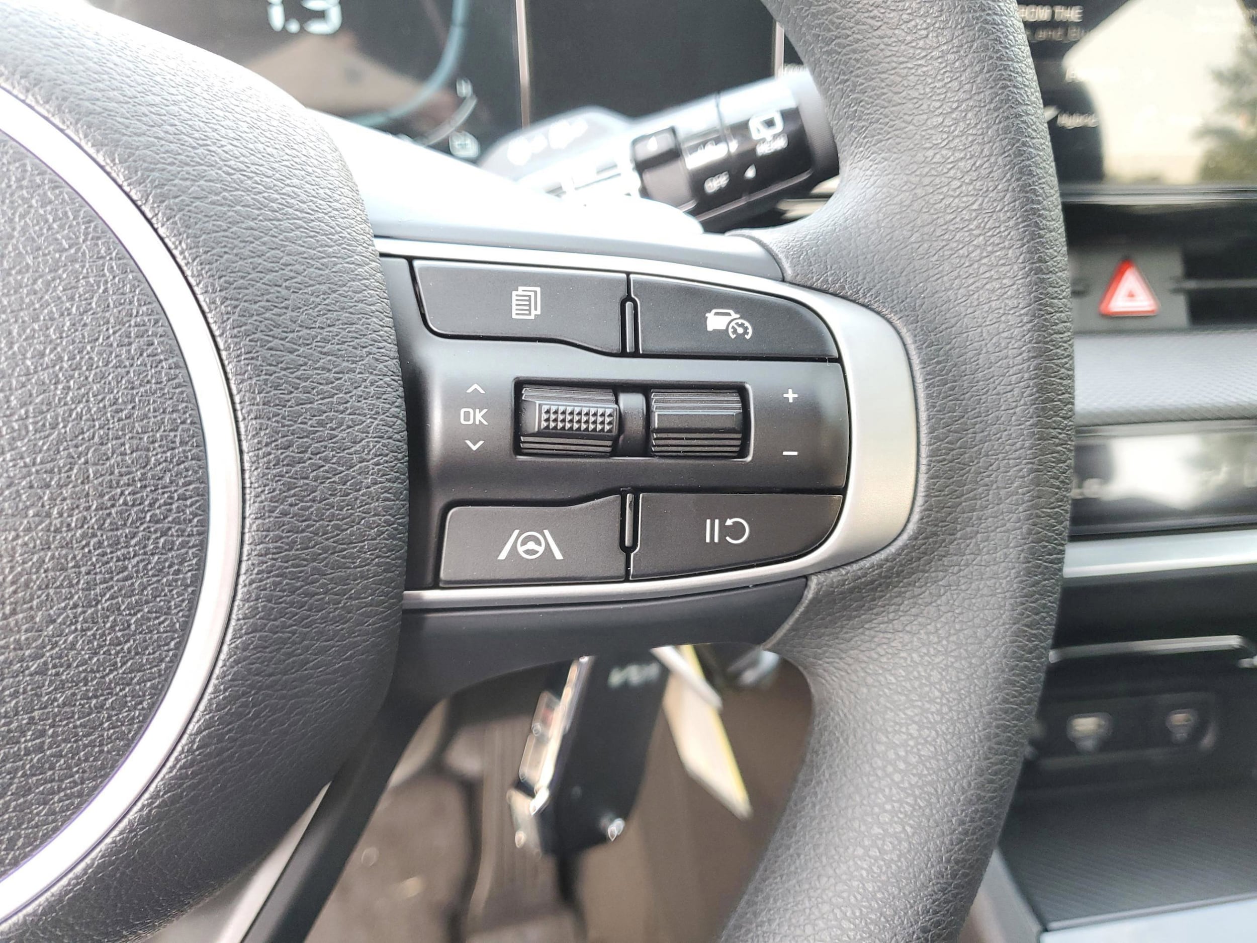 2025 Kia Sportage LX Hybrid - Photo 11