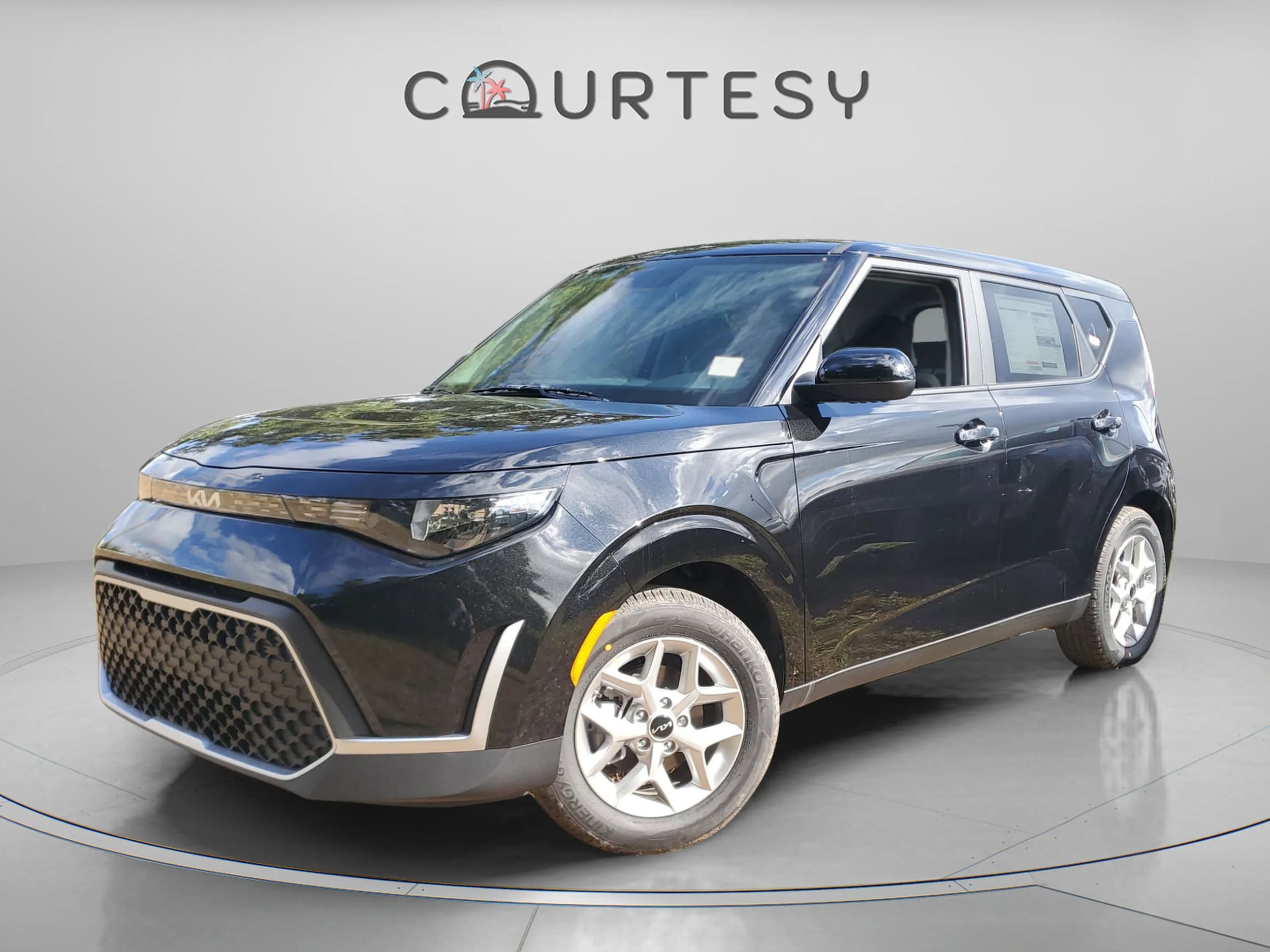 2025 Kia Soul LX's photo