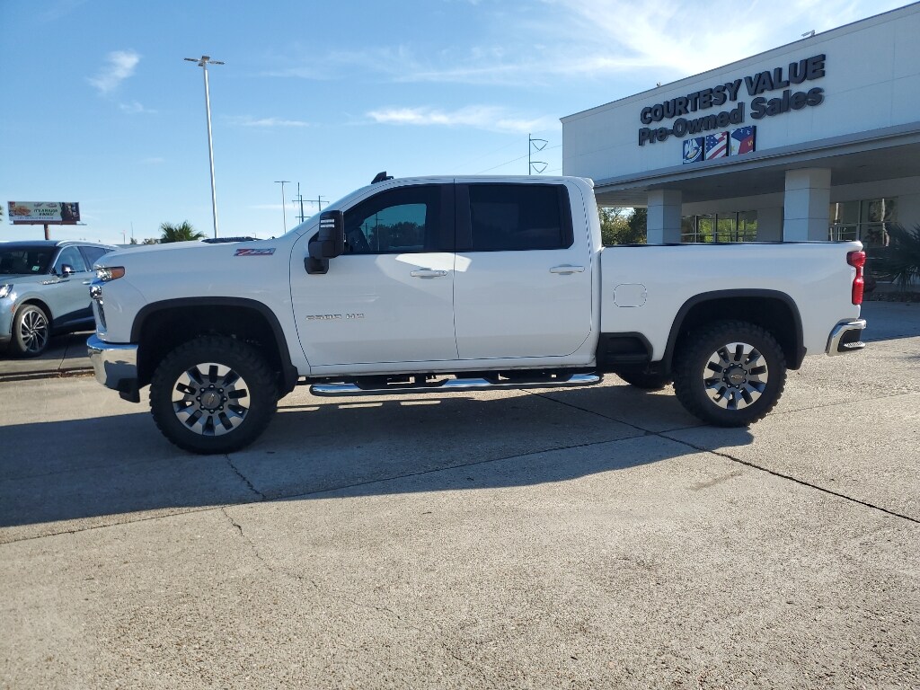 2023 Chevrolet Silverado LT photo 2
