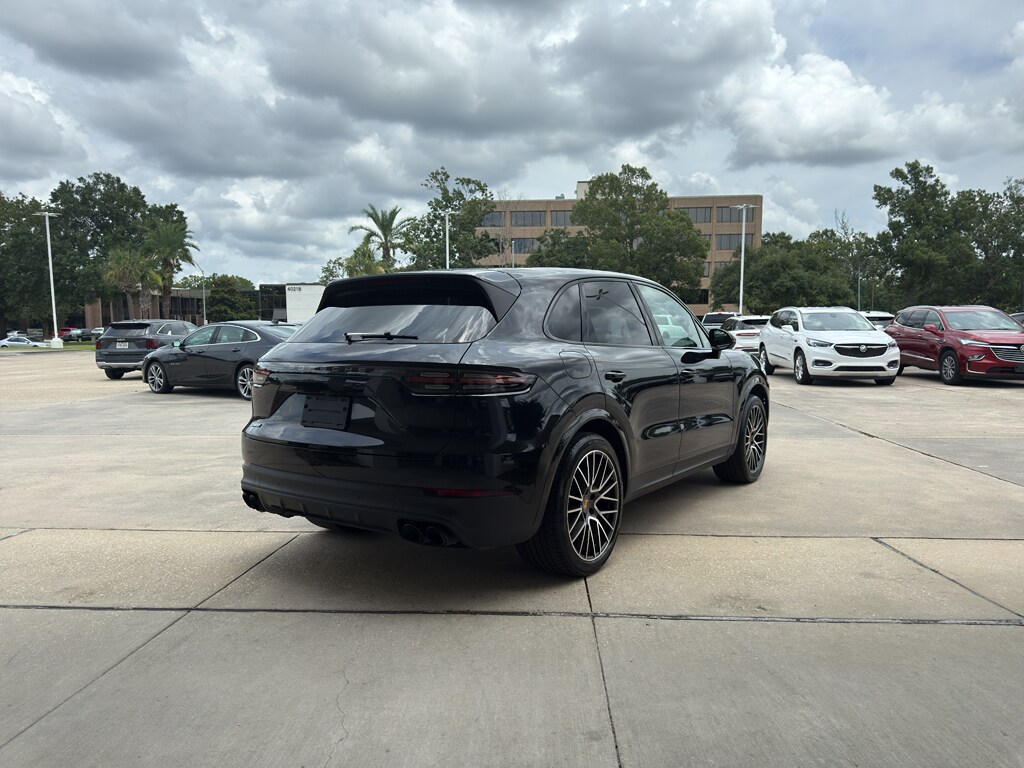 2023 Porsche Cayenne Platinum Edition photo 3