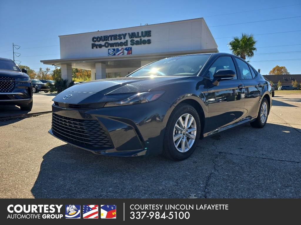 2025 Toyota Camry SE's photo