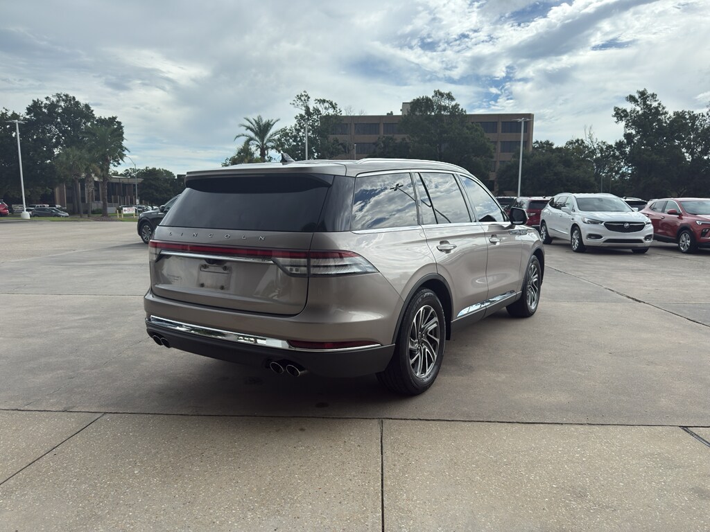 2021 Lincoln Aviator Standard photo 2