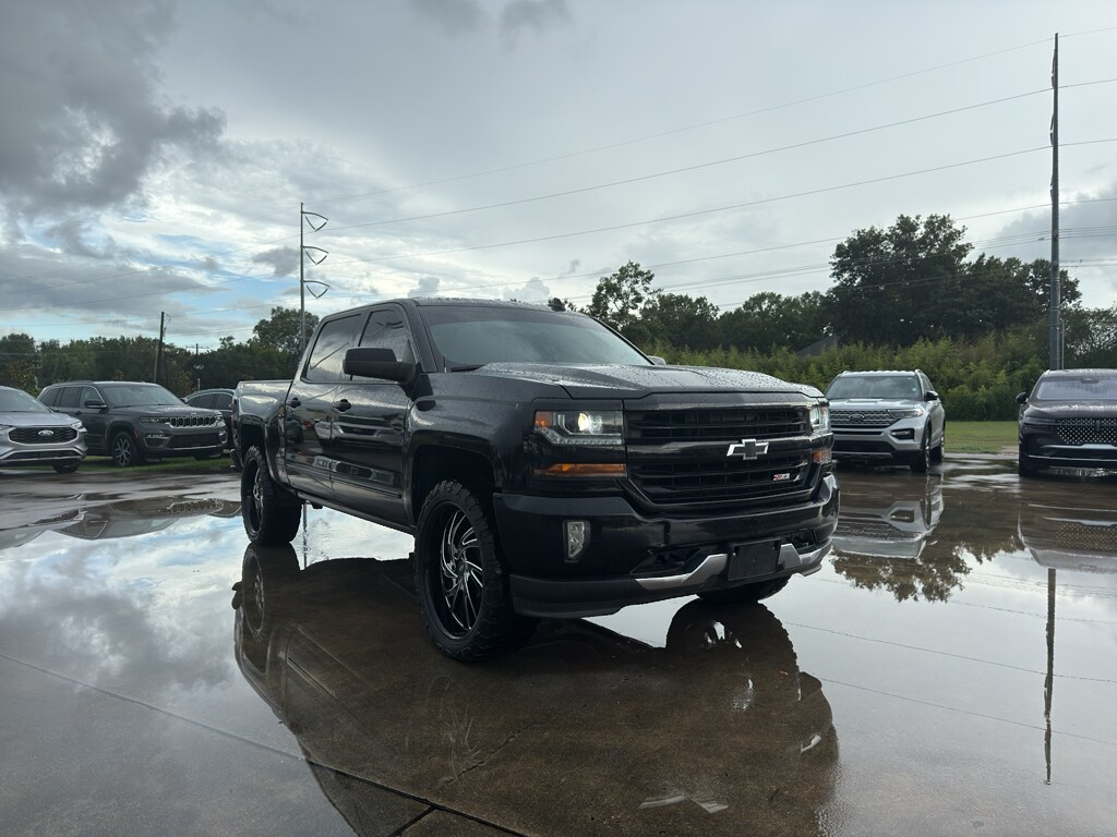 2018 Chevrolet Silverado LT photo 2