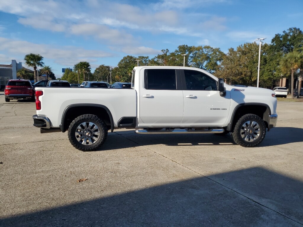 2023 Chevrolet Silverado LT photo 4