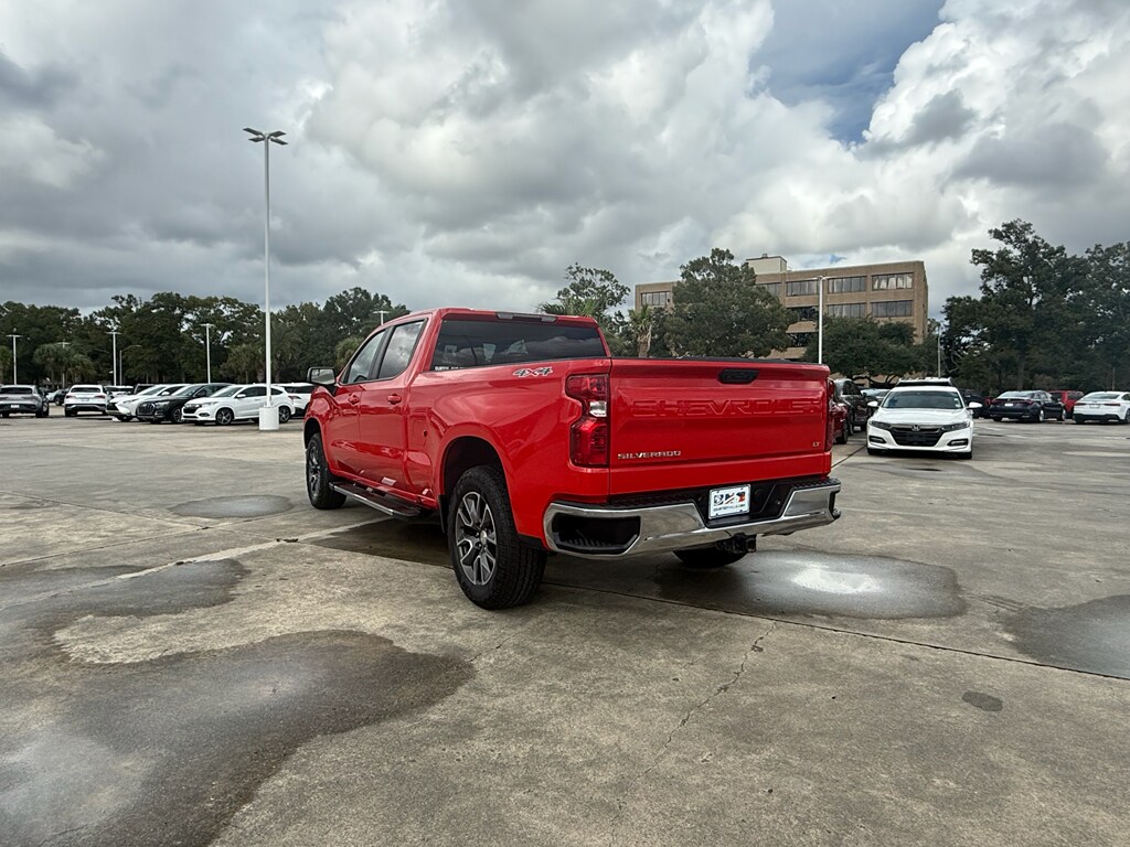 2023 Chevrolet Silverado LT photo 3