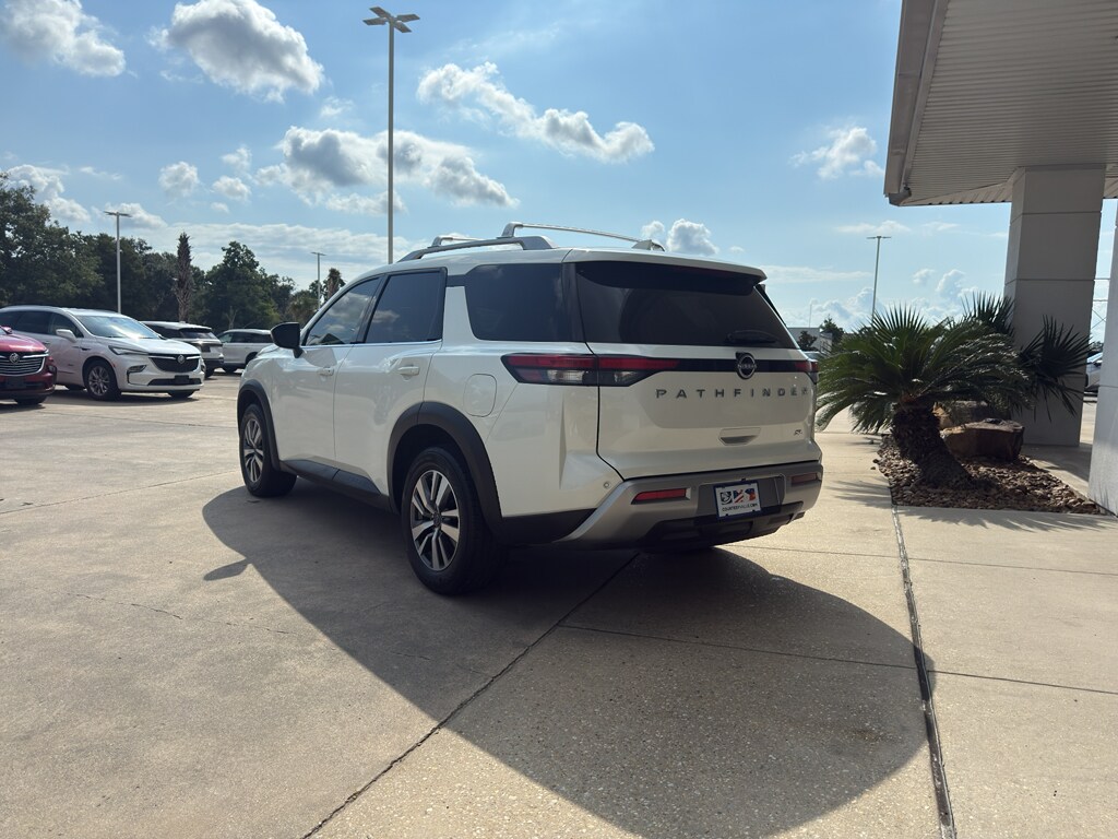 2023 Nissan Pathfinder SL photo 2