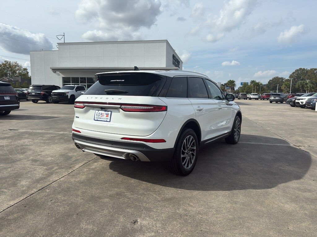 2022 Lincoln Corsair Standard photo 3