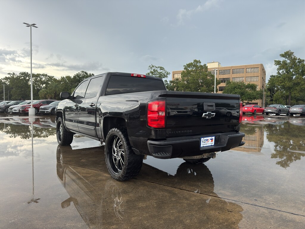 2018 Chevrolet Silverado LT photo 4