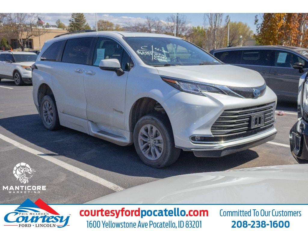 2022 Toyota Sienna XLE 8-Passenger Hybrid FWD's photo