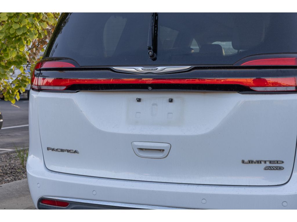 2021 Chrysler Pacifica Limited photo 2