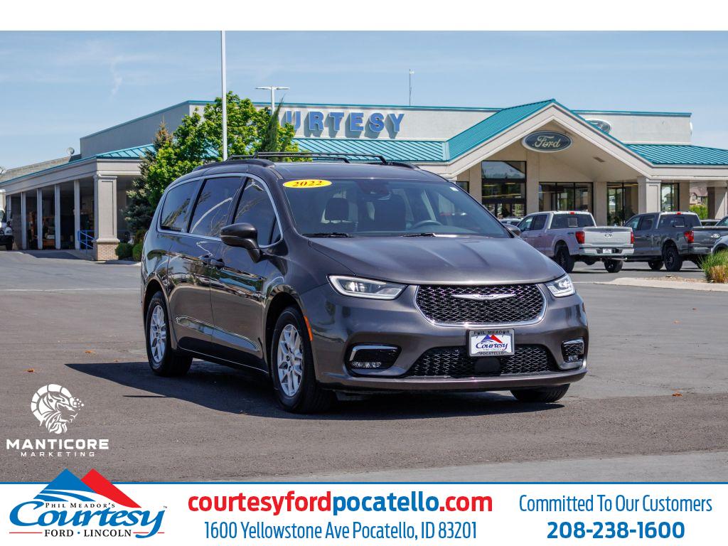 2022 Chrysler Pacifica Touring L's photo