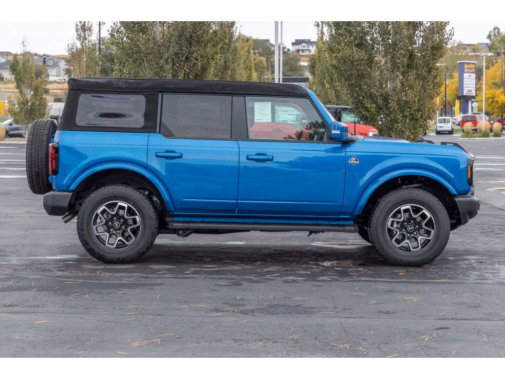 2024 Ford Bronco Outer Banks photo 2