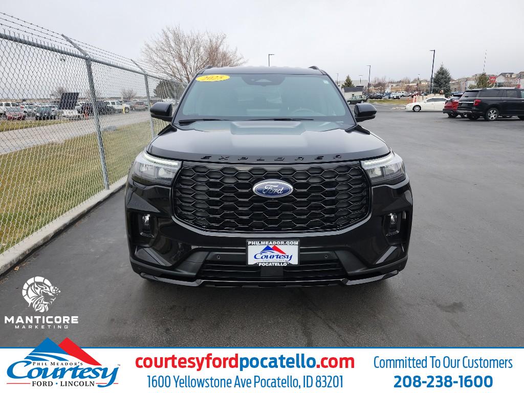 2025 Ford Explorer ST-LINE's photo