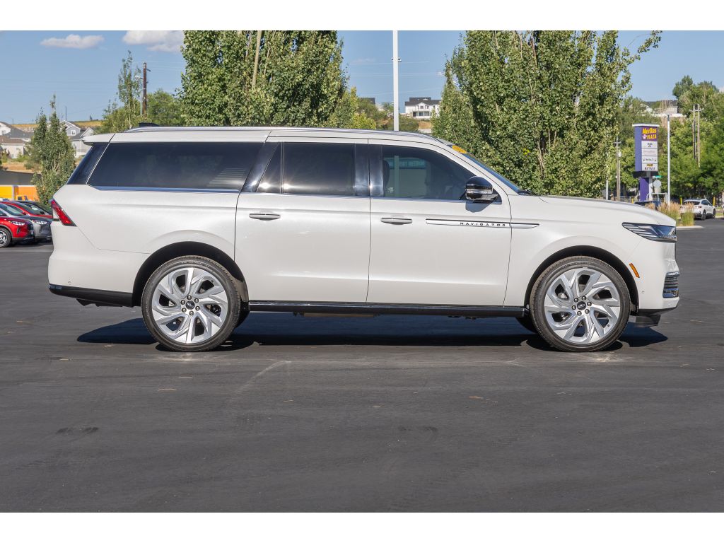 2025 Lincoln Navigator L Reserve photo 2