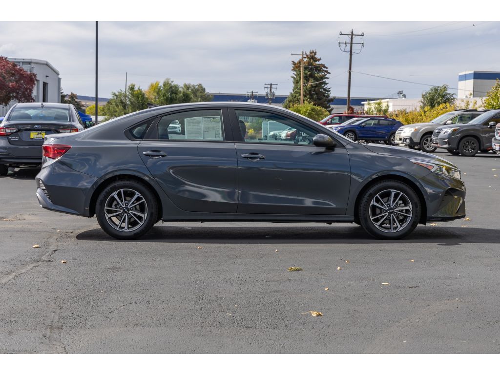 2023 Kia Forte LXS photo 2