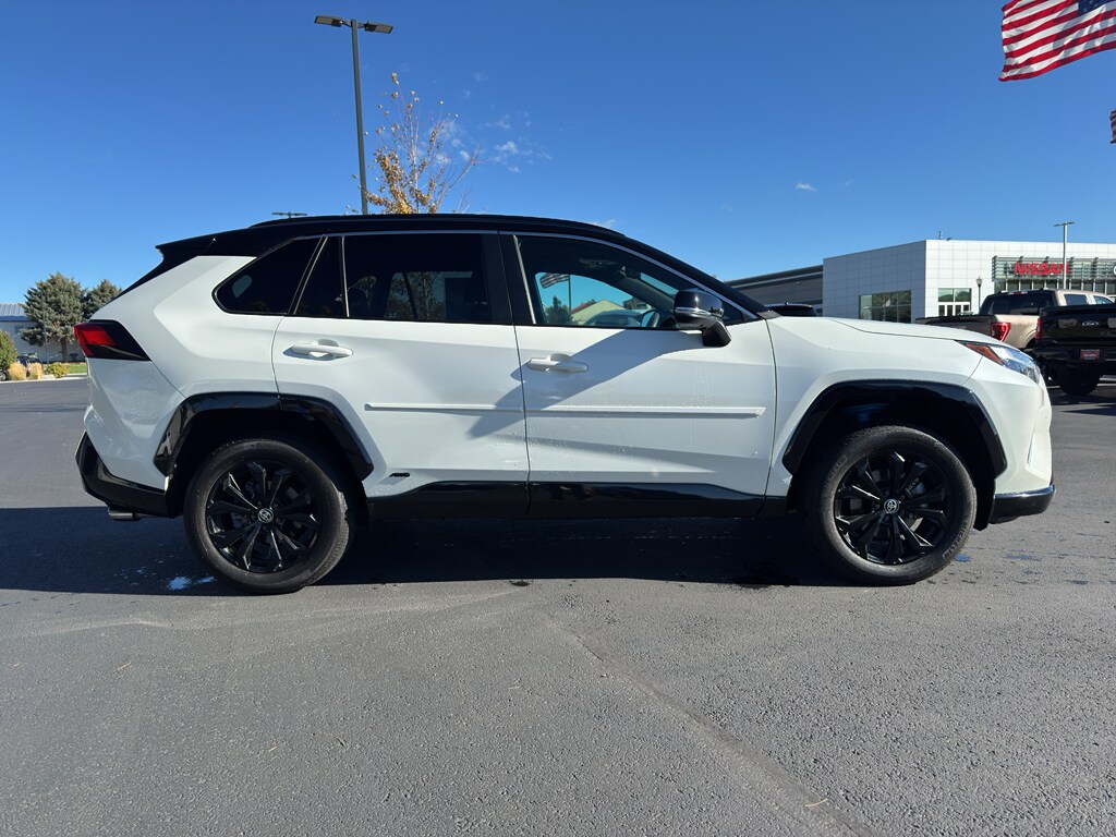 2022 Toyota RAV4 Hybrid XSE photo 2