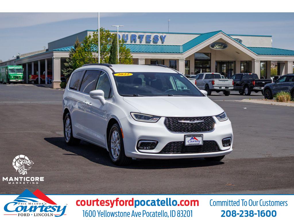 2022 Chrysler Pacifica Touring L's photo
