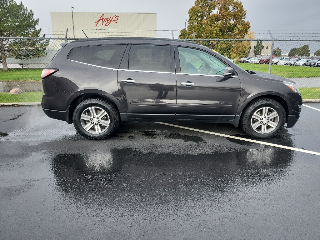 2017 Chevrolet Traverse 1LT photo 2