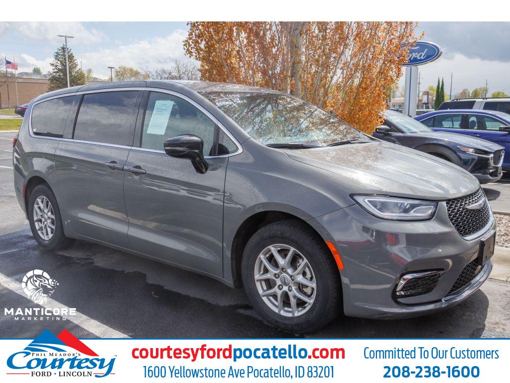 2024 Chrysler Pacifica Touring's photo