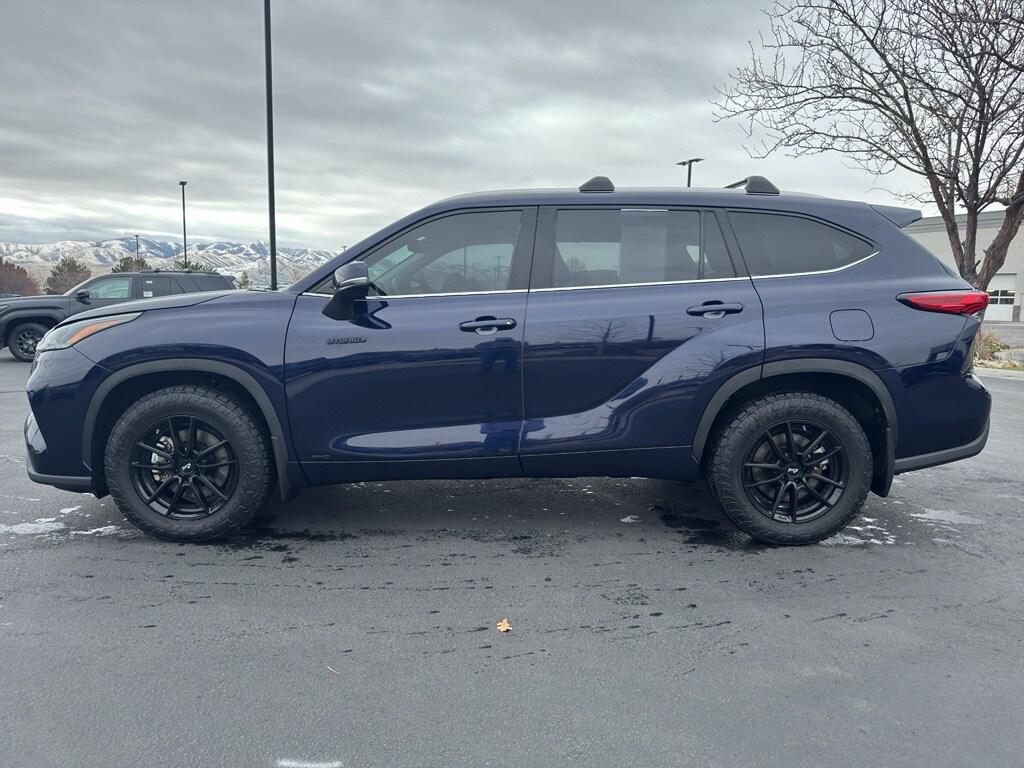 Used 2021 Toyota Highlander Hybrid Hybrid XLE Sport Utility
