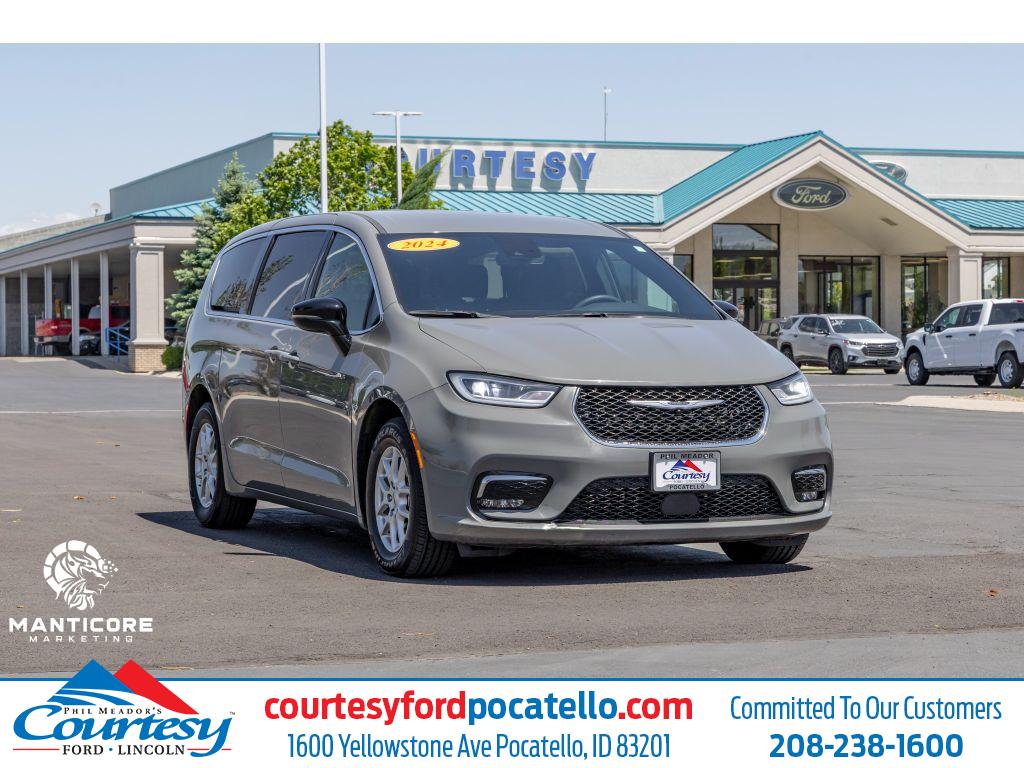 2024 Chrysler Pacifica Touring's photo