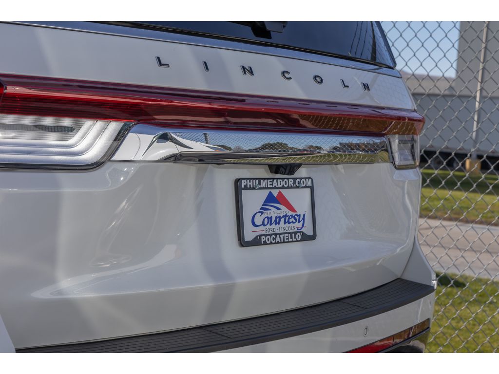 2024 Lincoln Navigator Black Label photo 2