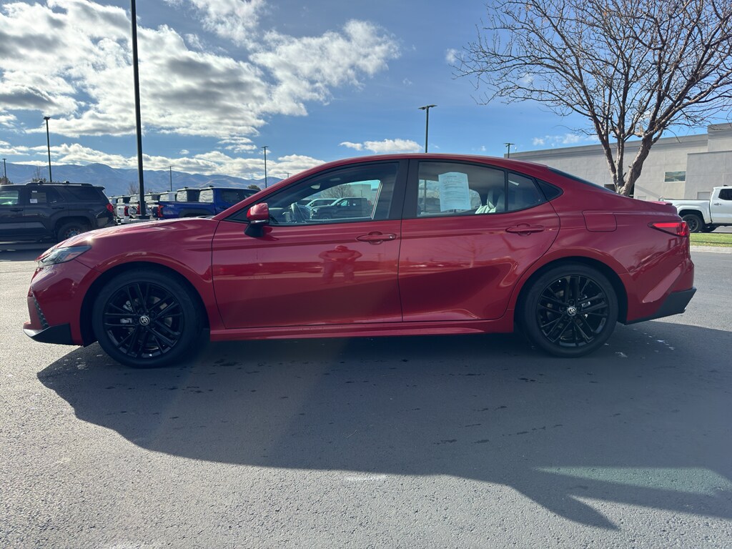 2025 Toyota Camry Hybrid SE photo 3